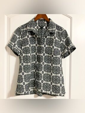 J.Crew short cuffed sleeves blouse gray & white print collared neckline Sz 10